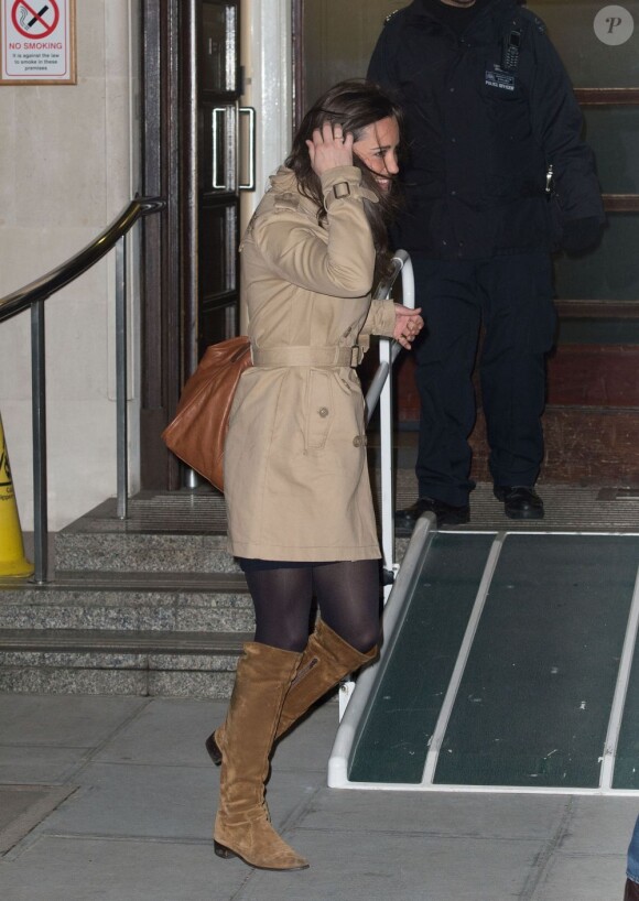 Pippa Middleton à la sortie de l'hôpital King Edward VII où sa soeur Kate Middleton était hospitalisée. Londres, le mercredi 5 décembre 2012.