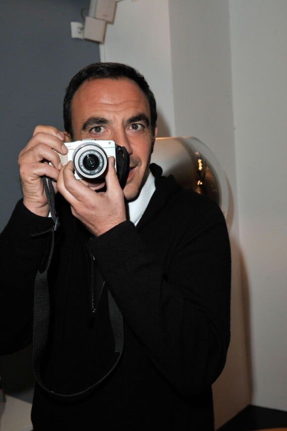Nikos, passionné de photograpies, à la soirée de lancement de l'appareil photo Olympus 'Pen Lite' à la boutique Ephemere Olympus à Paris le 6 Decembre 2012.