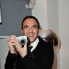 Nikos Aliagas à la soirée de lancement de l'appareil photo Olympus 'Pen Lite' à la boutique Ephemere Olympus à Paris le 6 Decembre 2012.