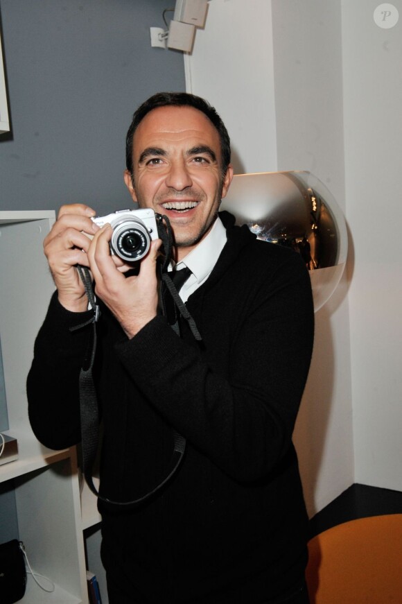 Nikos Aliagas à la soirée de lancement de l'appareil photo Olympus 'Pen Lite' à la boutique Ephemere Olympus à Paris le 6 Decembre 2012.