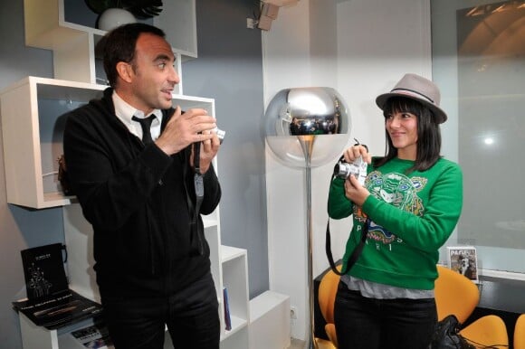 Nikos Aliagas et Alizée s'amusent à la soirée de lancement de l'appareil photo Olympus 'Pen Lite' à la boutique Ephemere Olympus à Paris le 6 Decembre 2012.