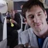 Kobe Bryant et Lionel Messi se disputent l'attention d'un jeune garçon dans un spot publicitaire pour une compagnie aérienne