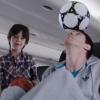 Lionel Messi joue les otaries pour attirer l'attention d'un jeune garçon dans un spot publicitaire pour une compagnie aérienne