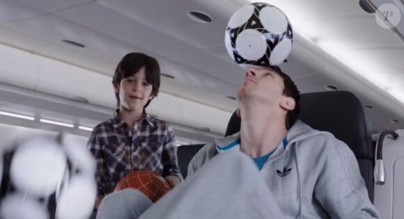 Lionel Messi joue les otaries pour attirer l'attention d'un jeune garçon dans un spot publicitaire pour une compagnie aérienne