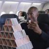 Kobe Bryant très doué pour la construction de château de cartes dans un spot publicitaire pour une compagnie aérienne
