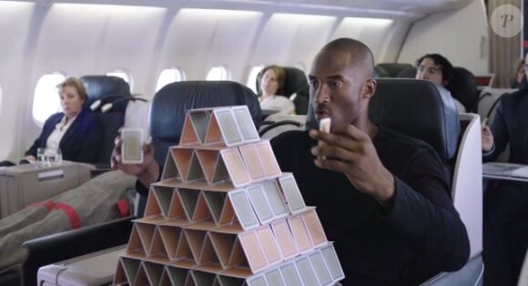 Kobe Bryant très doué pour la construction de château de cartes dans un spot publicitaire pour une compagnie aérienne