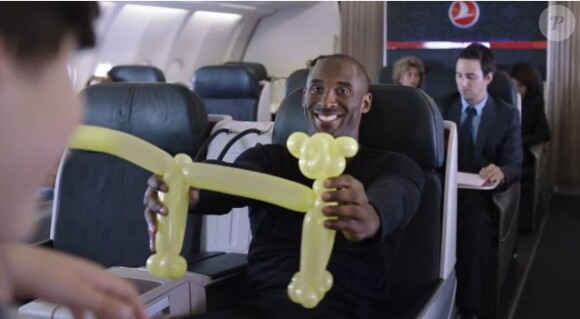 Kobe Bryant et Lionel Messi se disputent l'attention d'un jeune garçon dans un spot publicitaire pour une compagnie aérienne, grâce à des sculptures en ballon