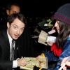 Elijah Wood signe des autographes à l'avant-première du Hobbit : Un voyage inattendu à New York, le 6 décembre 2012.
