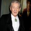 Sir Ian McKellen force au respect à l'avant-première du Hobbit : Un voyage inattendu à New York, le 6 décembre 2012.