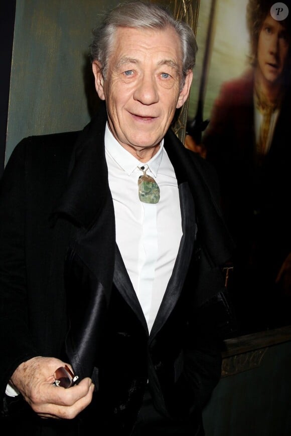 Sir Ian McKellen force au respect à l'avant-première du Hobbit : Un voyage inattendu à New York, le 6 décembre 2012.