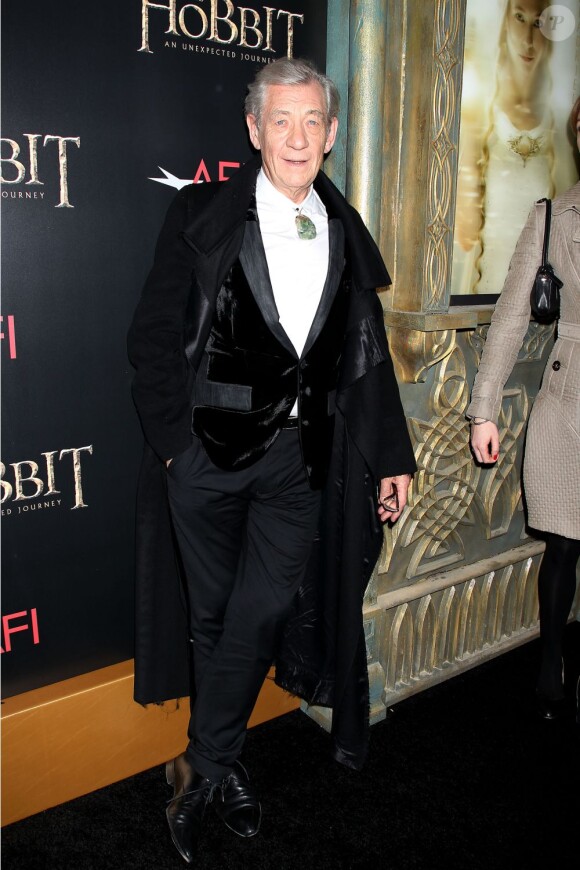 Ian McKellen et son costume trois pièce chic à l'avant-première du Hobbit : Un voyage inattendu à New York, le 6 décembre 2012.