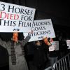 Des défenseurs de l'association PETA (défense des animaux) manifestent à l'avant-première du Hobbit : Un voyage inattendu à New York, le 6 décembre 2012.