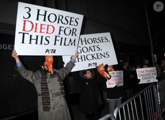 Des défenseurs de l'association PETA (défense des animaux) manifestent à l'avant-première du Hobbit : Un voyage inattendu à New York, le 6 décembre 2012.