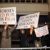 Des membres de la PETA protestent devant le cinéma accueillant l'avant-première du Hobbit : Un voyage inattendu à New York, le 6 décembre 2012.