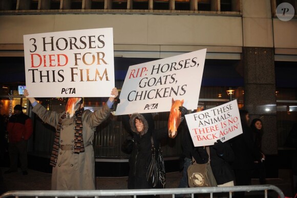 Des membres de la PETA protestent devant le cinéma accueillant l'avant-première du Hobbit : Un voyage inattendu à New York, le 6 décembre 2012.