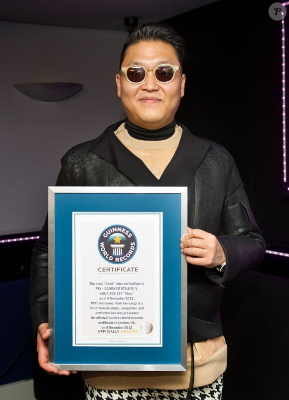 Psy présente son certificat du livre Guinness des records après l'exploit de son clip Gangnam Style, le plus vu sur Youtube, le 8 novembre 2012