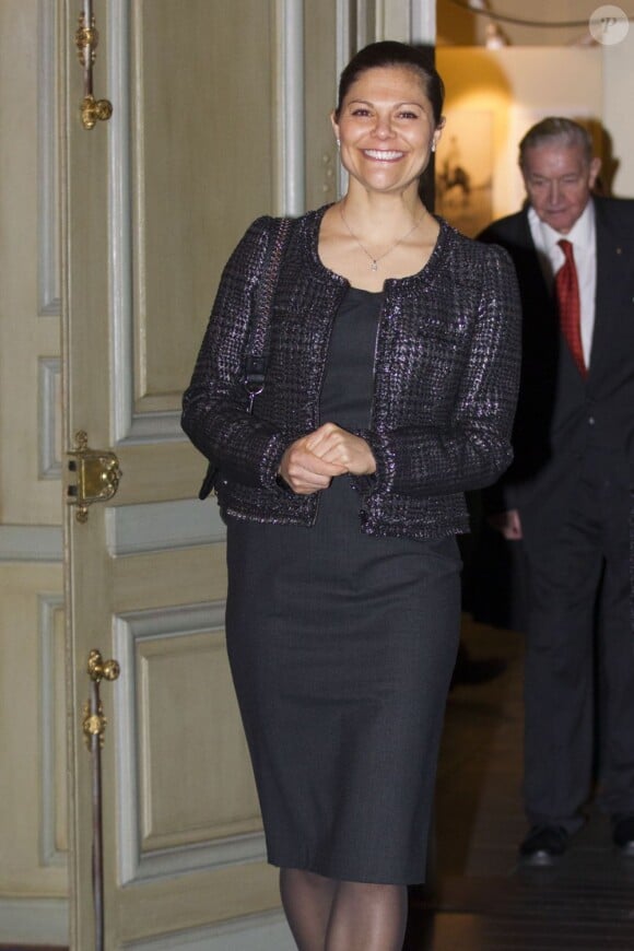 Sans le prince Daniel ni sa fille Estelle, la princesse Victoria de Suède garde tout de même un sourrire radieux à Stockholm. Le 7 décembre 2012.
