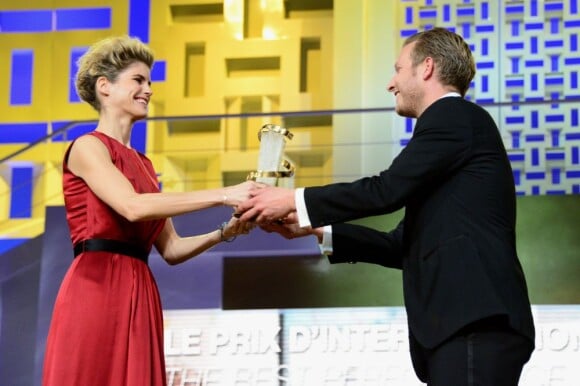Tobias Lindholm recevant le prix du jury pour son film A Hijacking, des mains d'Alice Taglioni,  lors de la cérémonie de clôture du Festival du Film de Marrakech le 8 décembre 2012