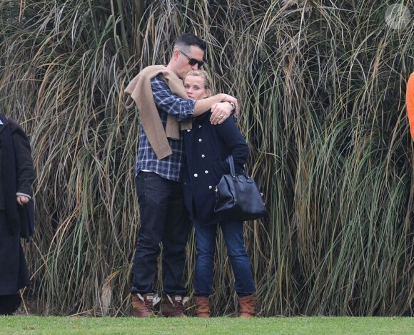 Reese Witherspoon, son mari Jim Toth et son ex-mari Ryan Phillippe assistent au match de football de leur fils Deacon a Brentwood. Le 8 décembre 2012.