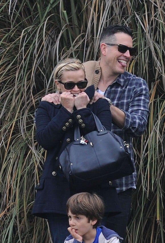 Reese Witherspoon maman attentionnée est venue supporter son fils ! A Brentwood le 8 décembre 2012.
