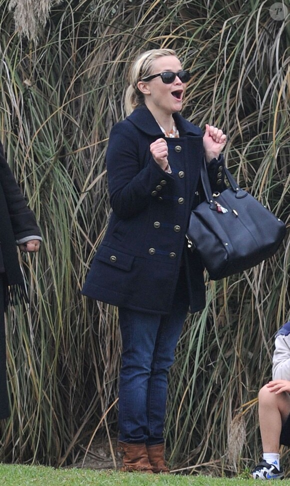 Reese Witherspoon : une maman stylée et en forme moins de trois mois après avoir accouché. A Brentwood le 8 décembre 2012.