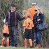 Reese Witherspoon et son ex mari, père de son fils Deacon l'encouragent lors de son match de foot. A Brentwood le 8 décembre 2012.