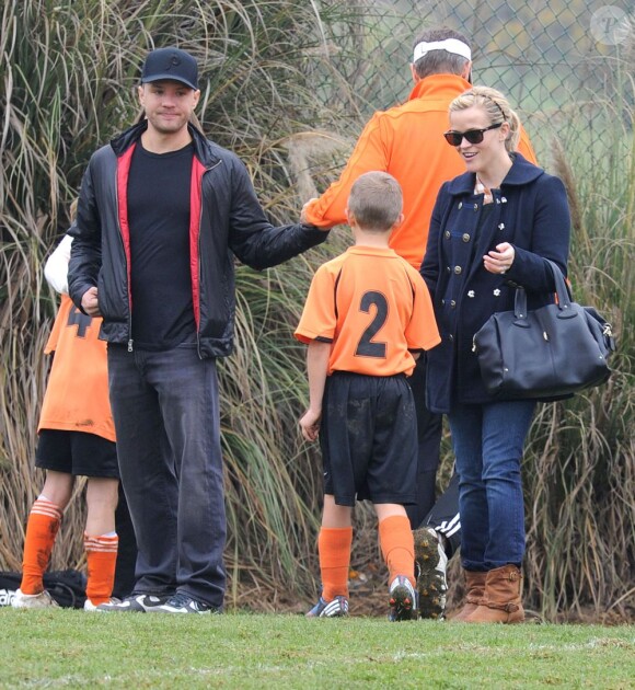 Reese Witherspoon et son ex mari, père de son fils Deacon l'encouragent lors de son match de foot. A Brentwood le 8 décembre 2012.