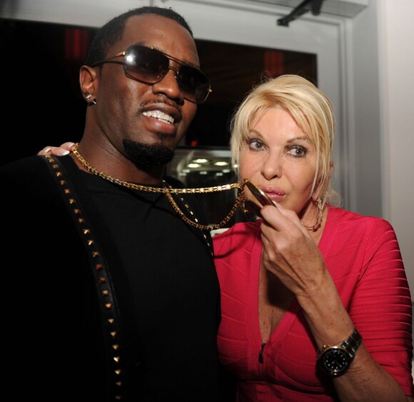 Exclusif - Diddy et son pendentif en or et diamants émerveille Ivana Trump, lors de la soirée d'anniversaire de l'auteur-compositeur Rico Love au restaurant Katsuya, dans l'hôtel SLS. Miami Beach, le 8 décembre 2012.