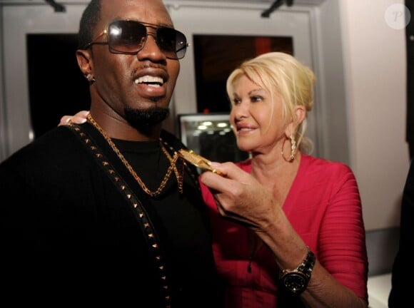 Exclusif - Ivana Trump sous le charme de Diddy et de son pendentif en or et diamants lors de la soirée d'anniversaire de l'auteur-compositeur Rico Love au restaurant Katsuya, dans l'hôtel SLS. Miami Beach, le 8 décembre 2012.