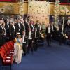 Les Nobel 2012 ont primé neuf lauréats de cinq nationalités différentes. La famille royale de Suède s'est réunie le 10 décembre 2012 comme chaque année à la Maison des concerts de Stockholm pour honorer les lauréats des prix Nobel.