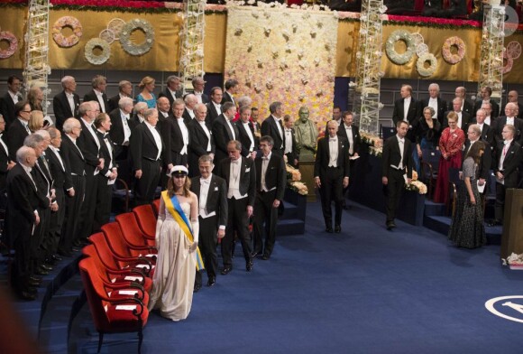 Les Nobel 2012 ont primé neuf lauréats de cinq nationalités différentes. La famille royale de Suède s'est réunie le 10 décembre 2012 comme chaque année à la Maison des concerts de Stockholm pour honorer les lauréats des prix Nobel.