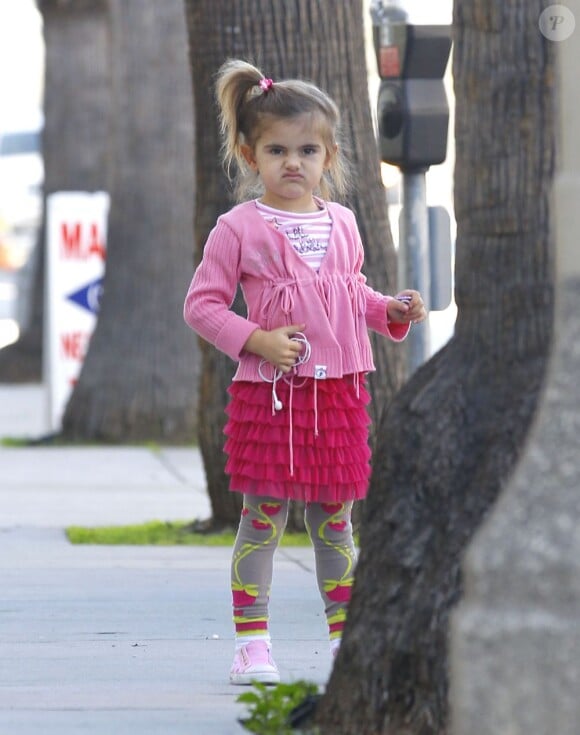 La fille d'Alessandra Ambrosio, Anja, se fait remarquer dans les rues de Santa Monica le 10 décembre 2012