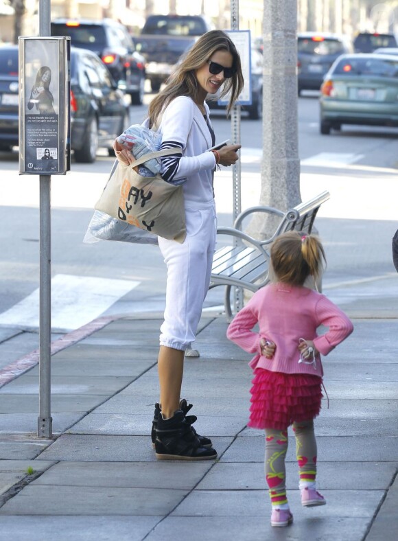 Alessandra Ambrosio tente de convaincre sa fille Anja d'aller à l'école. Santa Monica le 10 décembre 2012