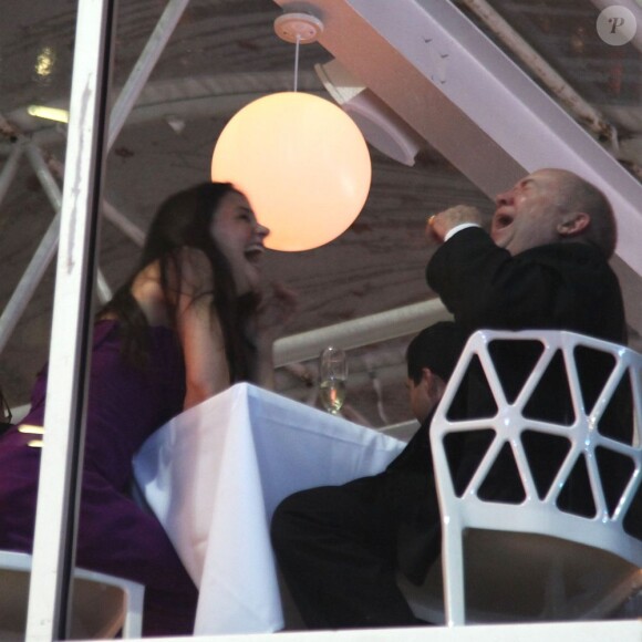 Katie Holmes lors d'une soirée à New York le 10 décembre 2012 semble passer du bon temps avec le metteu en scène Jack O'Brien