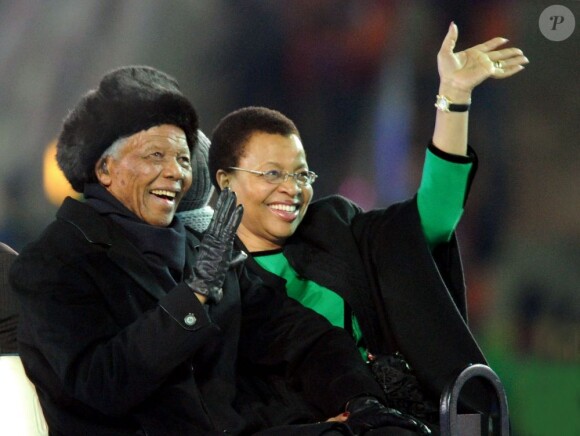 Nelson Mandela et sa femme Graça Machel à Johannesburg, le 11 juillet 2010.