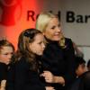 La princesse Mette-Marit de Norvège avec sa fille la princesse Ingrid Alexandra, 8 ans, lors de la Save the Children Peace Prize Party organisée à l'occasion de la remise du Prix Nobel de la Paix à l'UE le 10 décembre 2012 à Oslo.