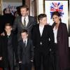 David Beckham, Victoria Beckham et leurs trois beaux garçons sur le tapis rouge de la comédie musicale Viva Forever à Londres, le 11 décembre 2012.