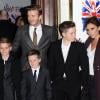 David Beckham, Victoria Beckham et leurs enfants Cruz Beckham, Brooklyn Beckham, et Romeo Beckham sur le tapis rouge de la comédie musicale Viva Forever à Londres, le 11 décembre 2012.