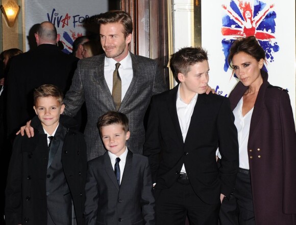 David Beckham, Victoria Beckham et leurs enfants Cruz Beckham, Brooklyn Beckham, et Romeo Beckham sur le tapis rouge de la comédie musicale <em>Viva Forever</em> à Londres, le 11 décembre 2012.