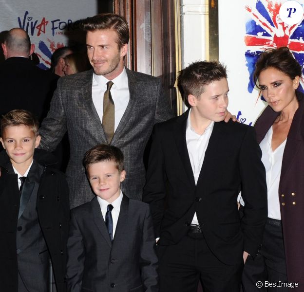 David Beckham, Victoria Beckham et leurs enfants Cruz Beckham, Brooklyn Beckham, et Romeo Beckham sur le tapis rouge de la comédie musicale Viva Forever à Londres, le 11 décembre 2012.