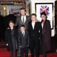 David Beckham, Victoria Beckham et leurs enfants Cruz Beckham, Brooklyn Beckham, et Romeo Beckham sur le tapis rouge de la comédie musicale  Viva Forever  à Londres, le 11 décembre 2012.