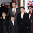 David Beckham, Victoria Beckham et leurs enfants Cruz Beckham, Brooklyn Beckham, et Romeo Beckham sur le tapis rouge de la comédie musicale  Viva Forever  à Londres, le 11 décembre 2012.