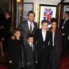 David Beckham, Victoria Beckham et leurs enfants Cruz Beckham, Brooklyn Beckham, et Romeo Beckham sur le tapis rouge de la comédie musicale Viva Forever à Londres, le 11 décembre 2012.