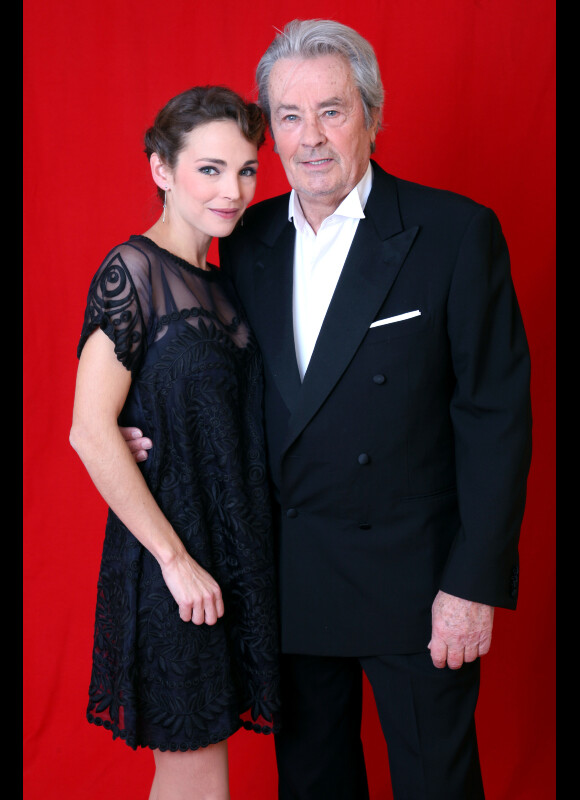 Claire Keim et Alain Delon lors de l'enregistrement de l'émission Le grand cabaret sur son 31, le 7 décembre 2012. L'émission sera diffusée le 31 décembre 2012.