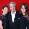 Claire Keim, Alain Delon et Virginie Guilhaume lors de l'enregistrement de l'émission Le grand cabaret sur son 31, le 7 décembre 2012. L'émission sera diffusée le 31 décembre 2012.