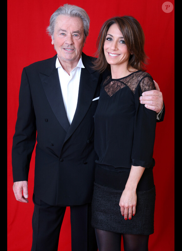 Alain Delon et Virginie Guilhaume lors de l'enregistrement de l'émission Le grand cabaret sur son 31, le 7 décembre 2012. L'émission sera diffusée le 31 décembre 2012.