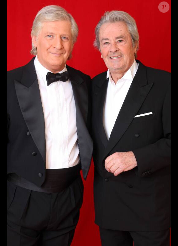 Patrick Sébastien et Alain Delon lors de l'enregistrement de l'émission Le grand cabaret sur son 31, le 7 décembre 2012. L'émission sera diffusée le 31 décembre 2012.