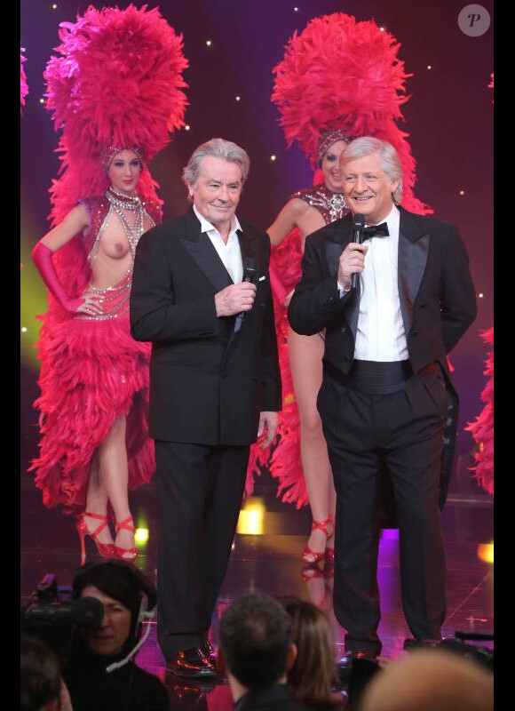 Patrick Sébastien avec Alain Delon lors de l'enregistrement de l'émission Le grand cabaret sur son 31, le 7 décembre 2012. L'émission sera diffusée le 31 décembre 2012.