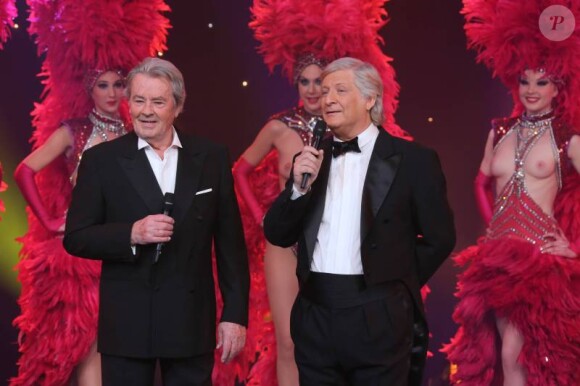 Alain Delon entouré de Patrick Sébastien lors de l'enregistrement de l'émission Le grand cabaret sur son 31, le 7 décembre 2012. L'émission sera diffusée le 31 décembre 2012.