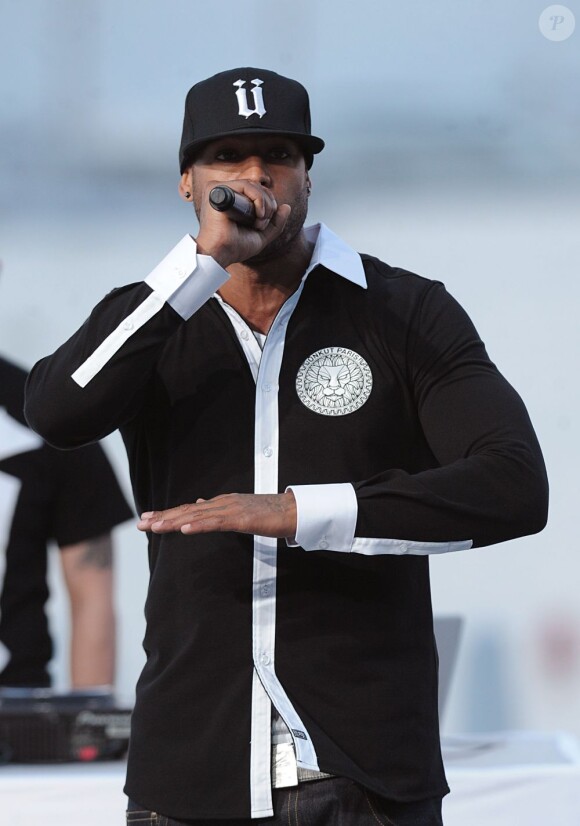 Booba chante sur le plateau du Grand Journal de Canal + lors du 64e Festival de Cannes le 14 mai 2011.